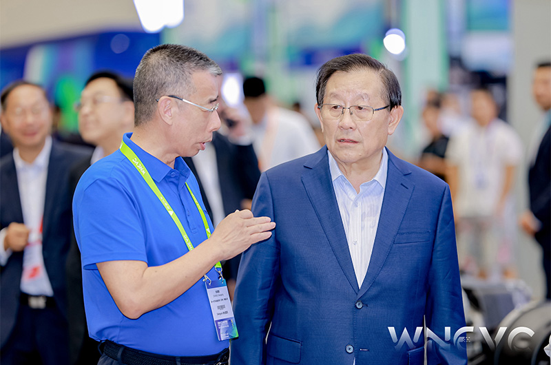 萬(wàn)鋼主席觀摩NGA智能電動(dòng)半掛車，助力貨運(yùn)行業(yè)駛向“公路動(dòng)車”的“中國(guó)方案”！