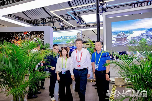 工業(yè)和信息化部熊繼軍副部長(zhǎng)體驗(yàn)NGA智能電動(dòng)半掛車，精準(zhǔn)靈敏，動(dòng)力十足！